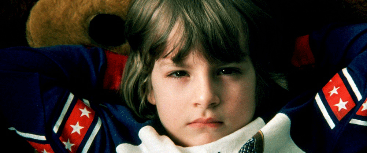 由华纳兄弟影片公司出品、影史传奇大师斯坦利库布里克执导、杰克尼科尔森、谢莉杜瓦尔领衔主演的恐怖电影《闪灵》将于