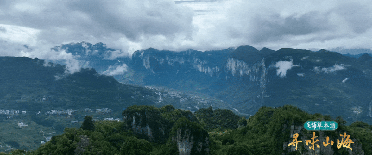 湖北恩施，深藏于鄂西南的武陵山腹地，八山半水分半田的格局下，开阔平坦的丘原腹地，被远处轮廓柔和的青山围绕，田垄