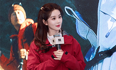 刘诗诗北京活动再现名场面！女大装扮+宠粉送咖啡双向心动