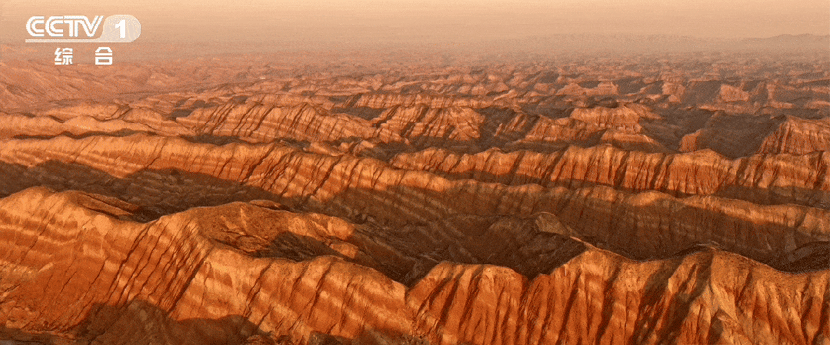 九曲黄河万里沙，磅礴的黄河行至兰州西固，化作了一道回环的温柔臂弯。这里，皋兰山与九州台南北对峙，将大河拥入怀抱