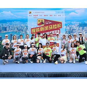 封神！70岁吕良伟白背心炸场搜狐马拉松，肌肉线条惊艳全场