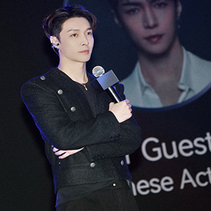 张艺兴出席魔法原子硅谷