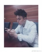 释小龙深夜曝照 呼吁大家放下手机陪伴家人