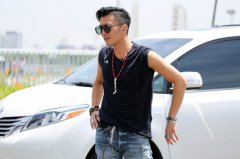 谢霆锋拍摄《中国新歌声》导师宣传片， 41度高温暴晒不改搞怪个性