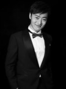 确认过眼神这是一家人 张桐罕见全家福与桐爸似复制