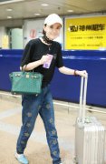 吕佳容现身北京机场 嘟嘴卖萌孩子气十足