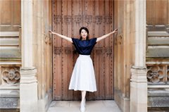 曾黎曝欧洲写真 亦动亦静气质绝佳