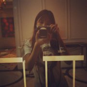 金莎化身云朵专属摄影师  复古自拍卡通T恤抢镜