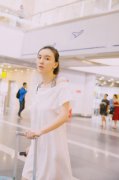 清新怡人！吕佳容白色连衣短裙现身机场