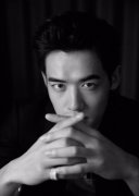 刘冬沁黑白色系写真曝光  光影间轻熟男气息撩人