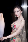 吕佳容深V长裙亮相明艳动人 侧颜杀展傲人身材