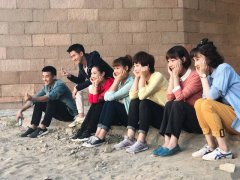 陶昕然变掌舵人携员工排排坐 甜笑捧脸杀元气满满