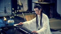 王一博《陈情令》首曝剧照 低首抚琴仙气爆棚