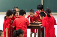 《同一堂课》刘谦开启魔术课堂 郑渊洁自曝心理年龄仅6岁