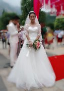 别人家的偶遇！陶昕然片场着婚纱展灿烂笑颜 网友：还是辣么美