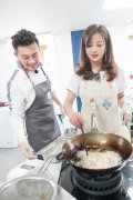 “奶茶系”苏有朋妙梗不断 中餐厅上演“求婚大作战”