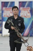 特警20米外“一箭灭蜡” 《加油！向未来》验证“回头箭”成功原理