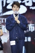 王俊凯防寒狂贴16个暖宝宝 《天坑鹰猎》开播1小时播放量破亿