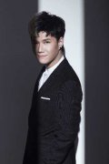 张与辰《黑白》MV一镜到底、两倍速诠释社会现象 网友直呼：有创意   