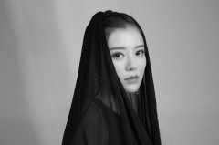 阿兰黑白质感写真上线 眼眸深邃静默如迷