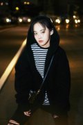 《知否》“如兰”张佳宁冬日街拍来袭 甜美酷帅切换随意