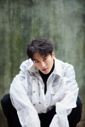 麦亨利出席品牌活动 原来黑白穿搭也可以很嘻哈