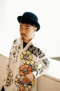 陈赫与女儿玩滑板车搞怪可爱 网友：这届爸爸不好带