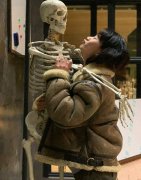 李梦与“骷髅”确认眼神 文艺女神也有颗搞怪的心