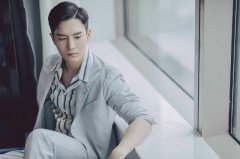 “灰马王子”盛一伦现身贵阳 利落西服演绎早春风尚