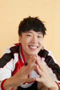 李伟龙写真曝光 少年感十足清爽帅气