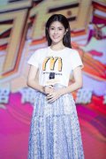 任容萱赴上海出席活动 穿着俏皮怡人简单大方