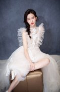 陈都灵纱裙绽放红毯 透过角色再现90后青春成长