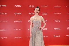 李梦上海电影节闭幕式 高辫天鹅颈尽展“魔女”百变魅力