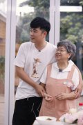 陈赫《忘不了餐厅》另类美食体验 遭黄渤和老人整蛊吃蟑螂
