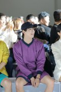 陆羽紫衣鸭舌帽演绎激荡青春 活力少年绽放飒爽笑容