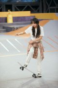 程潇《极限青春》可爱满分 成功滑行绕桩获肯定