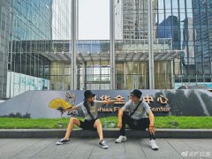严屹宽杜若溪穿情侣衫秀恩爱 本想“以抱制暴”却买错成“以暴制抱”