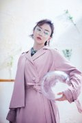 吕佳容粉色风衣尽显熟女气质 手抱鱼缸演绎时髦意识流