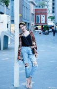 杜若溪花衬衫出街柔美潇洒 发带破洞裤展现不羁时髦