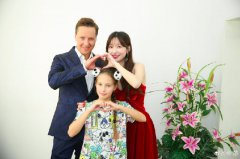 金莎参加偶像VITAS演唱会 自称“宇宙第一追星赢家”