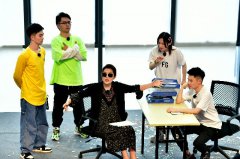 《花样新世界》范明挑战“佟湘玉仿妆”，张晨光喜获最佳点赞奖