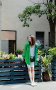 杜若溪绿衬衫出街亮眼时髦 搭白色骑行裤清爽一“秋”