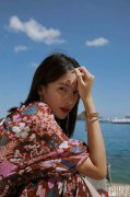 金晨异国旅拍大片曝光 解锁夏日晒伤妆