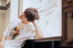 吴昊泽清新写真发布 随性惬意展精致面庞