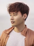 程枫新写真对话微凉寒秋 澄澈眼神映衬明媚朝霞