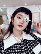 柴蔚《初恋那件小事》官宣校服写真 私照晒狗啃刘海反差大