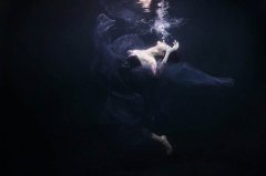 何穗不畏低温水中独舞 身姿曼妙像花盛放