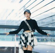 杜若溪活力现身机场 棒球帽过膝靴演绎混搭时尚