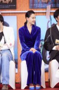 胡杏儿一身丝绒蓝色西装亮相《一车四仆》首映现场 大方爆料“车囧”往事