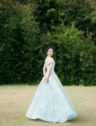 周冬雨第32届金鸡奖闭幕式 水雾蓝裙献唱《岁月》